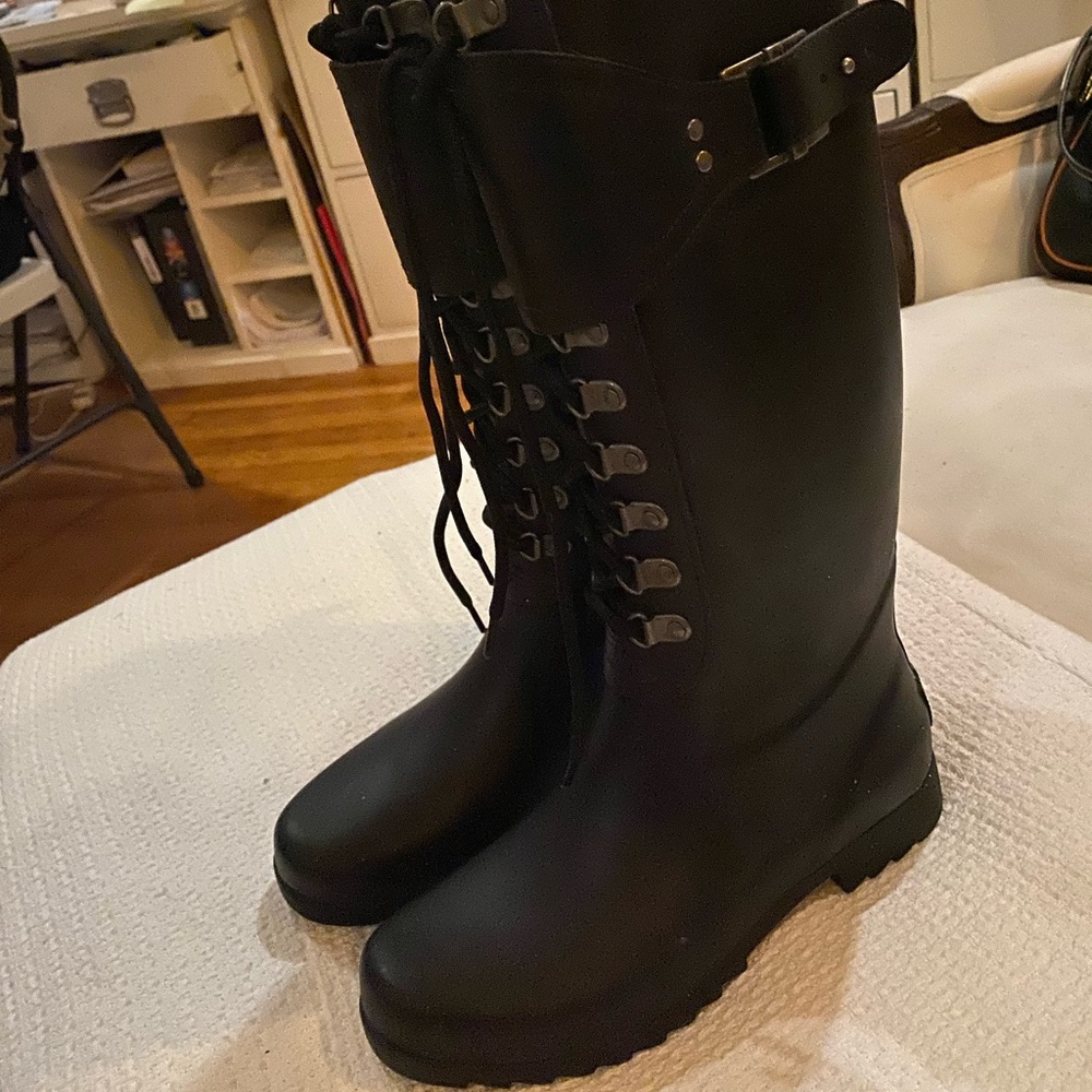 UGG RAIN BOOTS SIZE 6